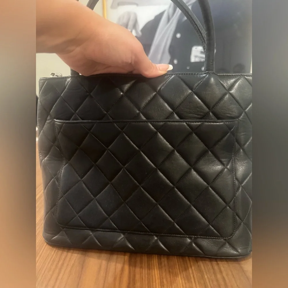 Chanel quilted Medallion tote - Picture 3 of 14